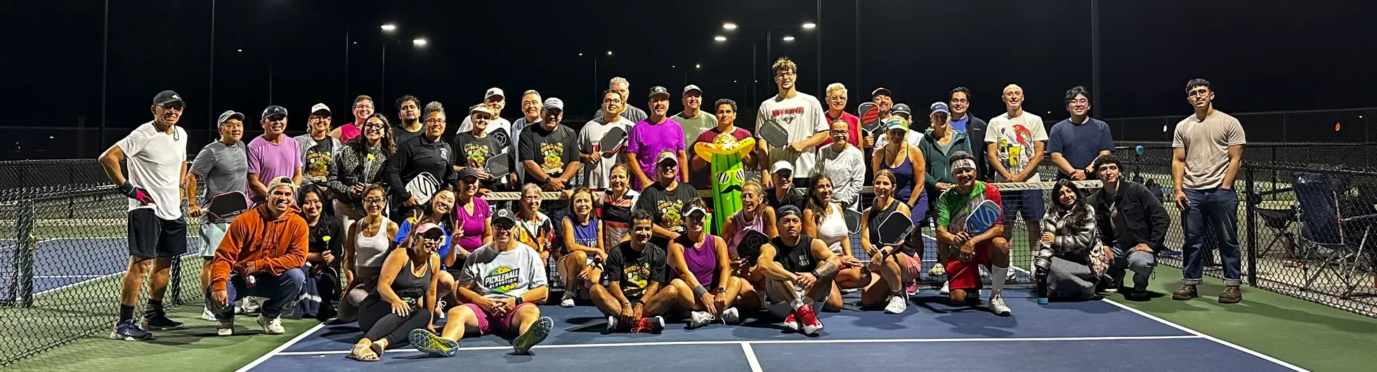 Dinko de Mayo pickleball players gathered on court